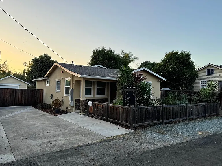 327 Riverside Ave #ADU — Photo 8