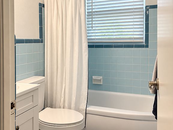 4th image of 225 8th Ave NE #1/2