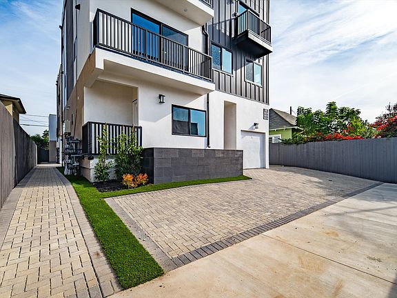 2nd image of 520 N Saint Andrews Pl #2