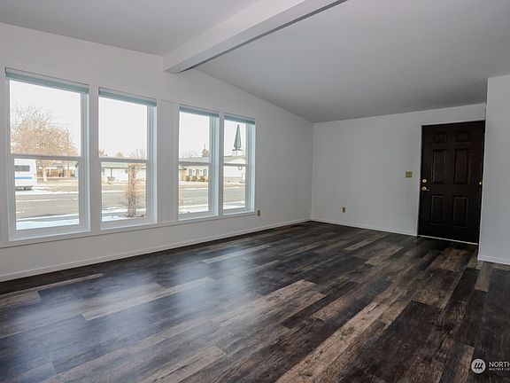Living Room>