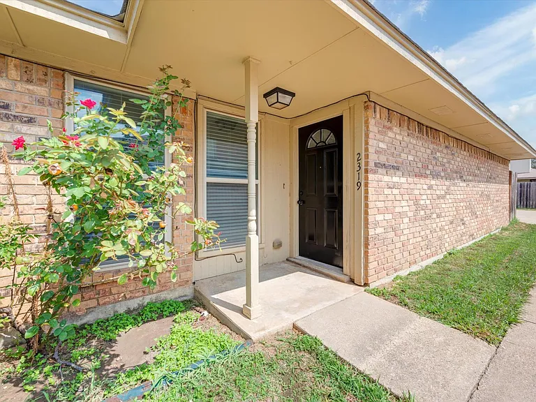 2319 Indigo Ln — Photo 3