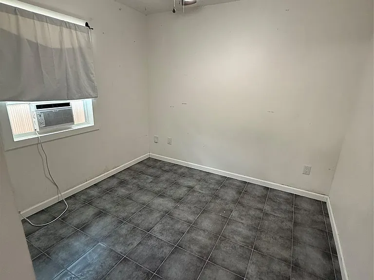 7003 Hoffman St — Photo 5