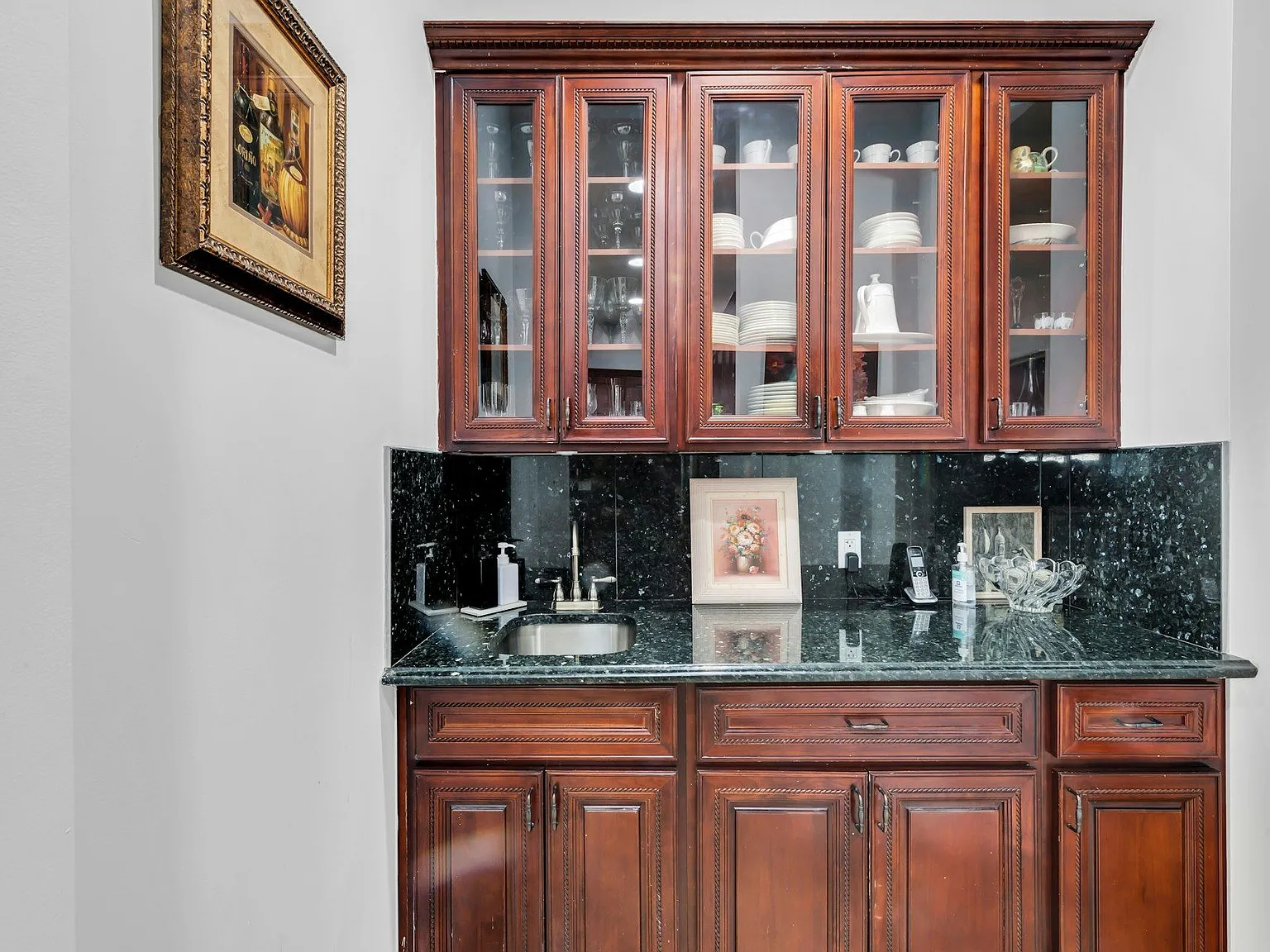 7 bed, 5.0 bath, 6000 sqft — Photo 2