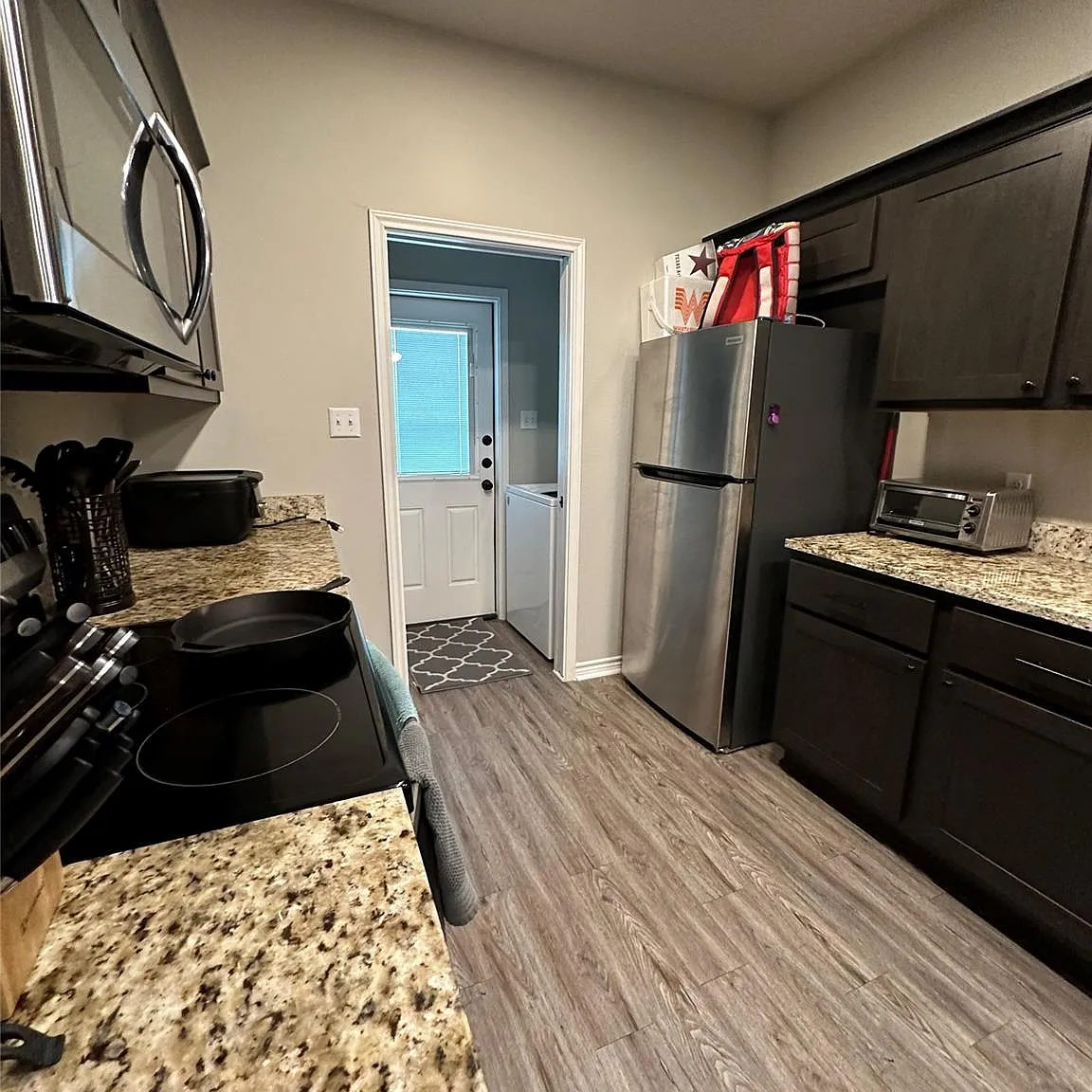 3 bed, 3.0 bath, 1261 sqft, $2,100 — Photo 4