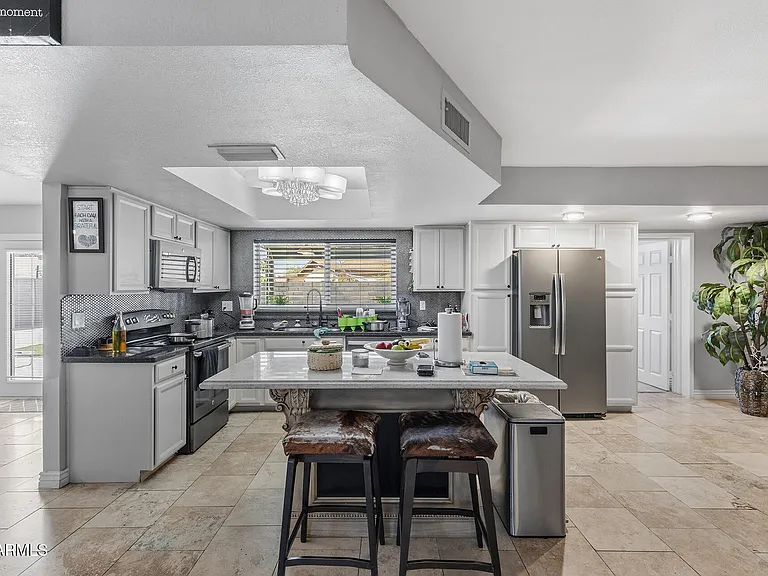 4716 W Christy Dr — Photo 3