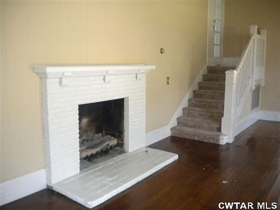 5th image of 412 W Grand Ave