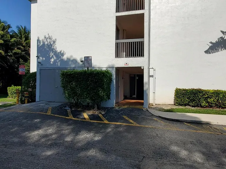 721 N Pine Island Rd #103 — Photo 2