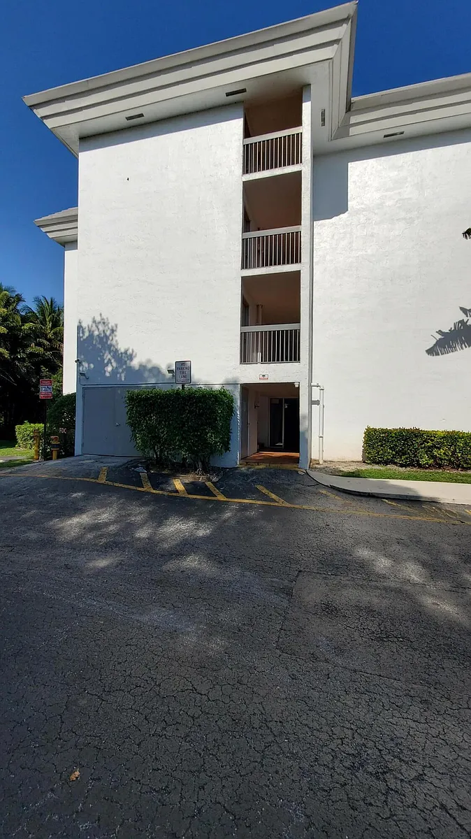 Building Photo - 721 N Pine Island Rd #103