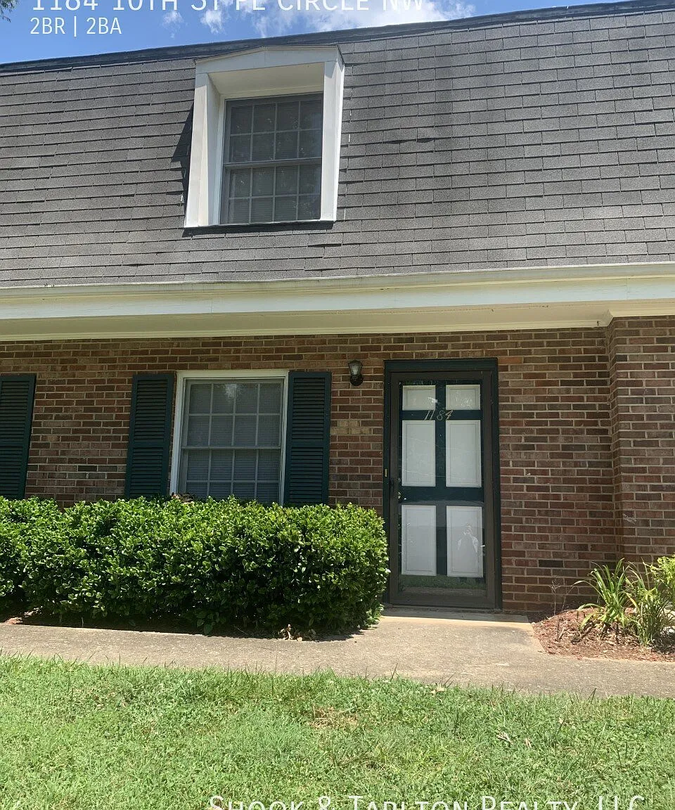 2 bed, 1.5 bath, 900 sqft, $1,200 — Photo 1