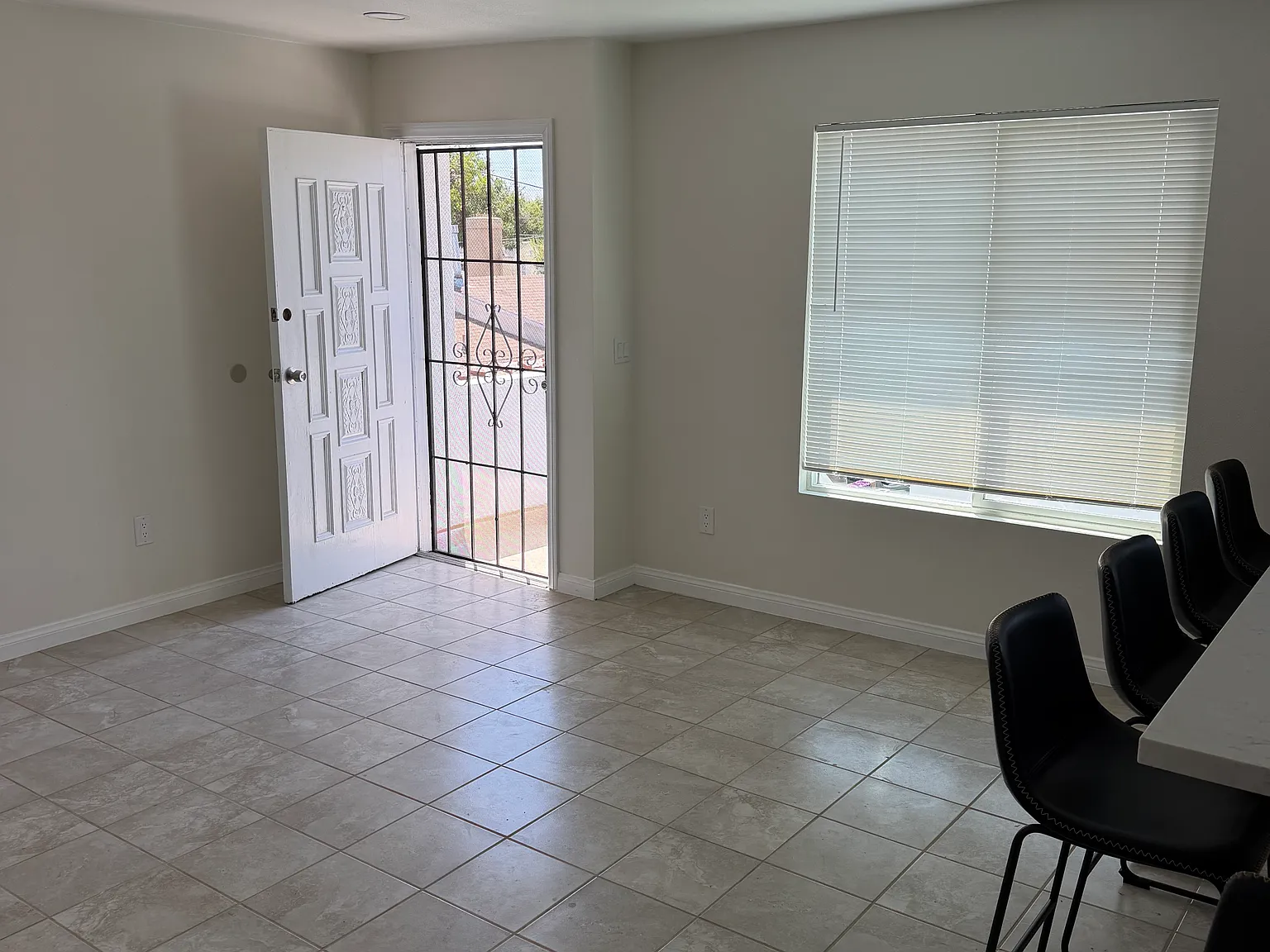 3 bed, 950 sqft, $3,200 — Photo 3
