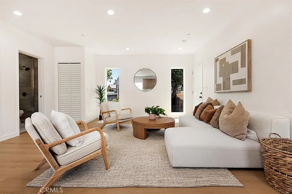 2 bed, 989 sqft, $3,500 — Photo 2