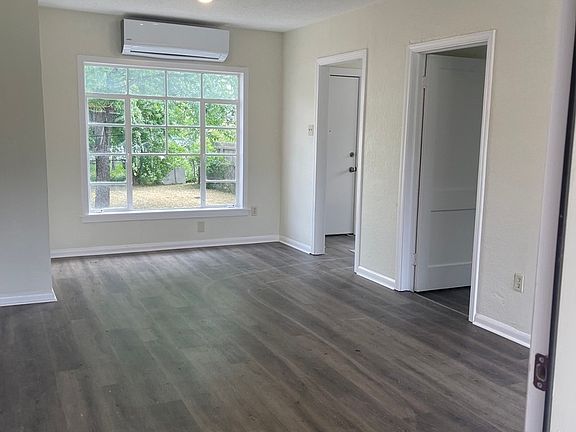 3rd image of 118 FERNLEAF AVE