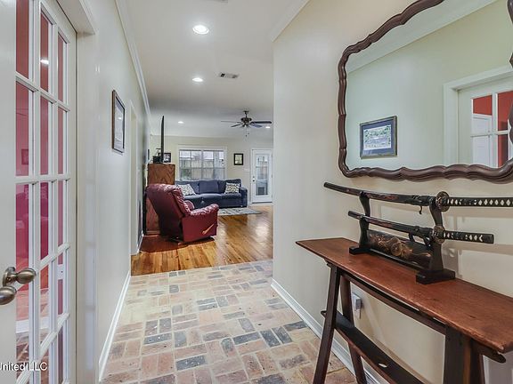 4th image of 15084 Warren Dr
