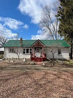 1028 E King St N photo 1