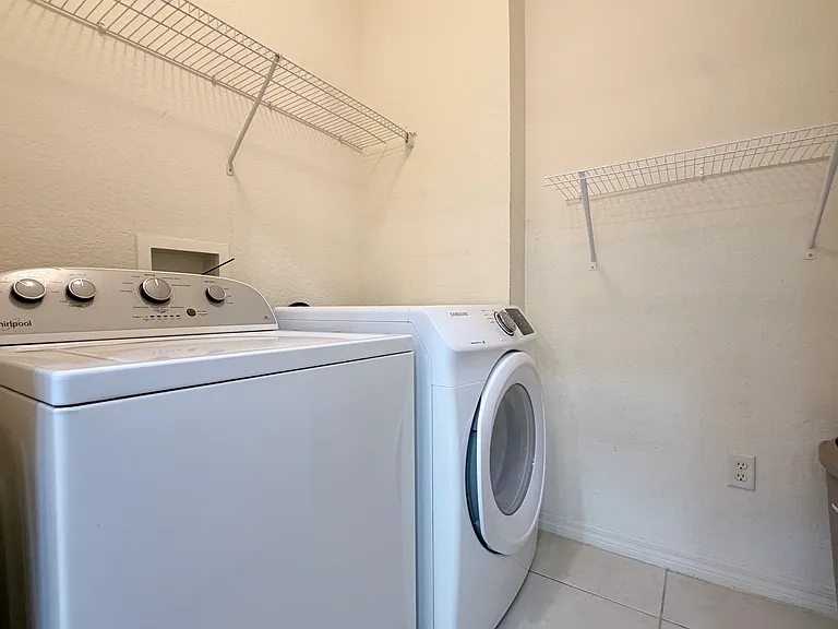 2334 Grand Central Pkwy #17 — Photo 17