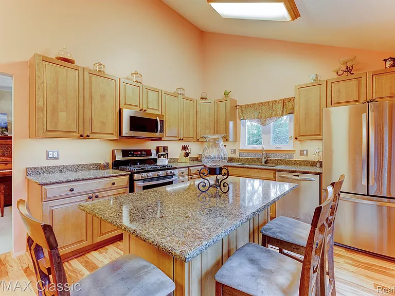 24323 Pinecrest St — Photo 9