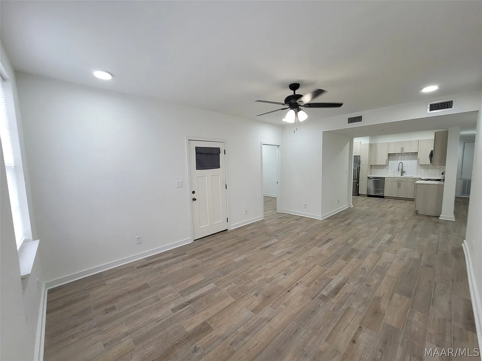 2 bed, 1.0 bath, 1050 sqft, $1,350 — Photo 3