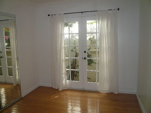 3rd image of 907 18th St APT 1
