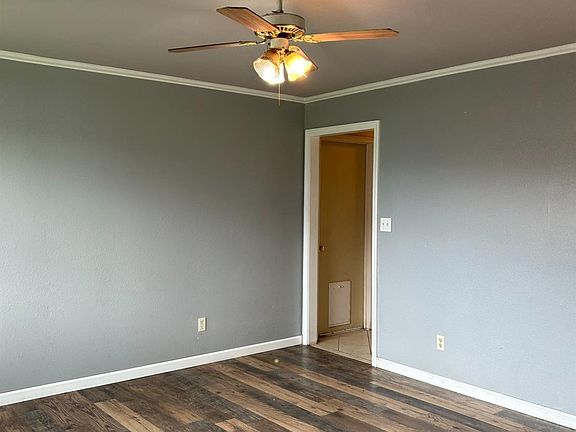 3rd image of 1112 Elm Street