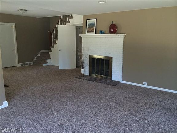 5th image of 682 Saunders Ave
