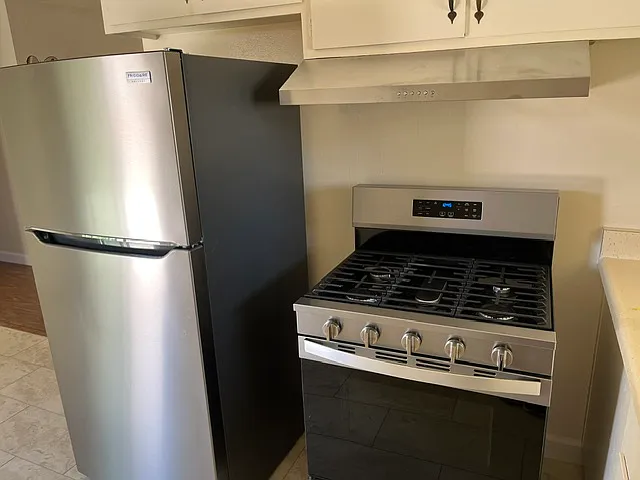 3 bed, 900 sqft, $3,900 — Photo 3