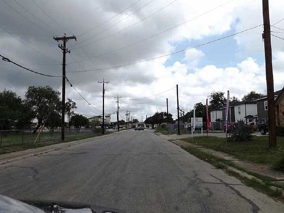 Exterior Neighborhood (street photo)