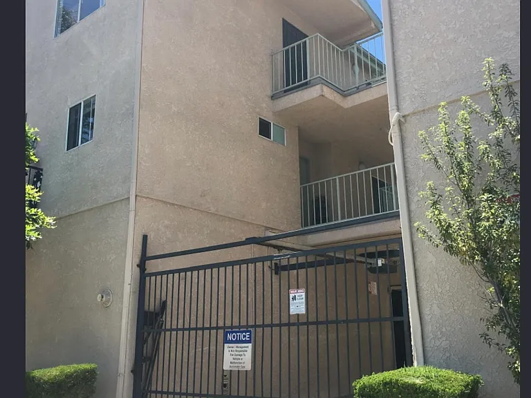 1959 Chestnut Ave #302 — Photo 2