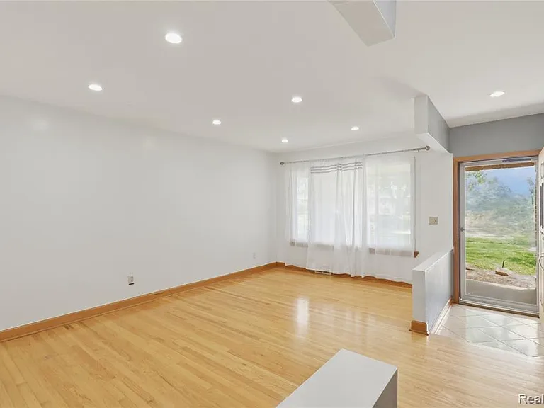 3125 Hedge Dr — Photo 7