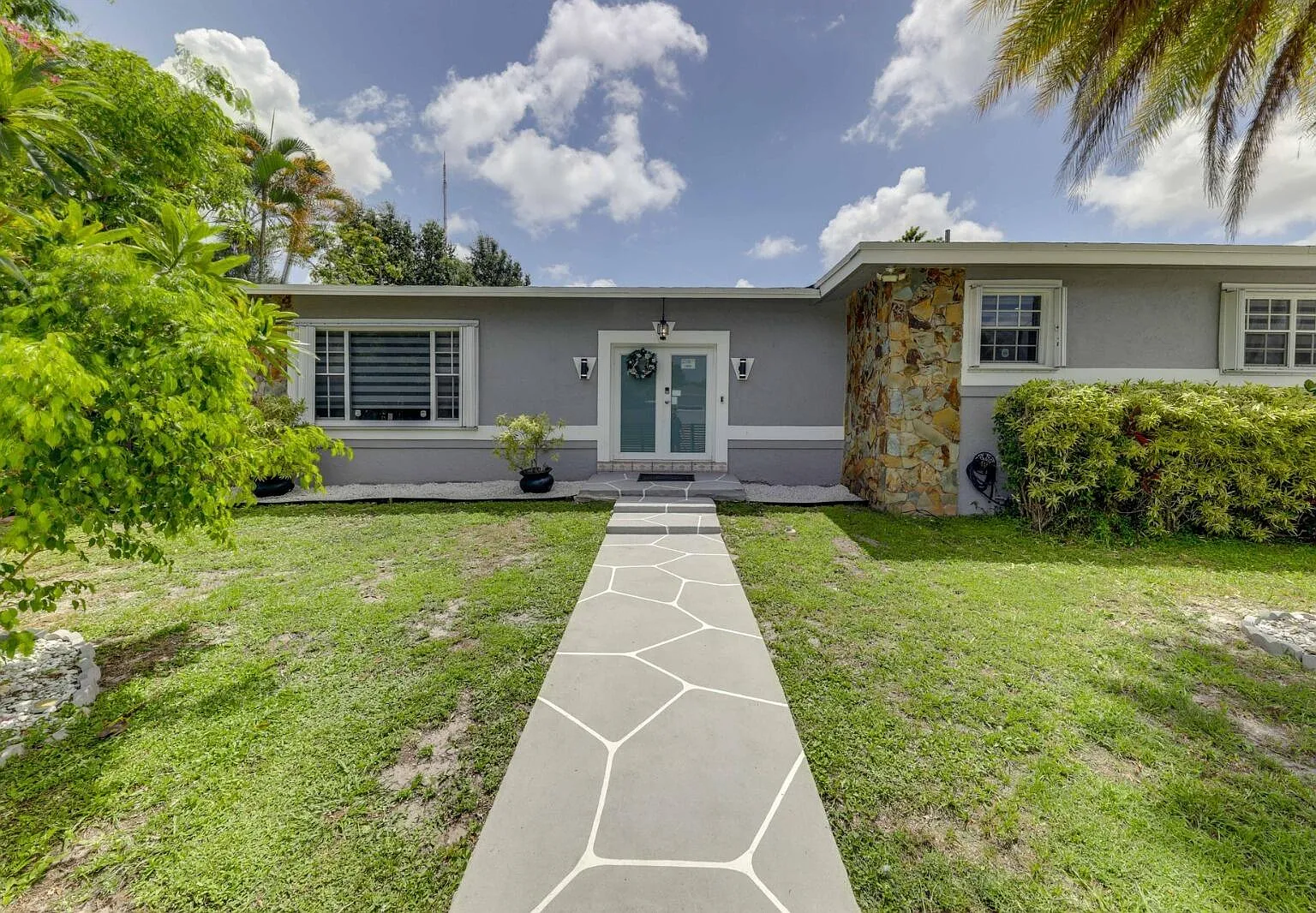 3 bed, 2.5 bath, 2560 sqft, $4,750 — Photo 1
