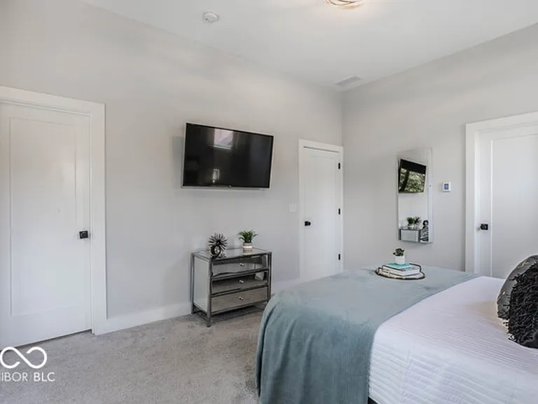 1561 N College Ave — Photo 27