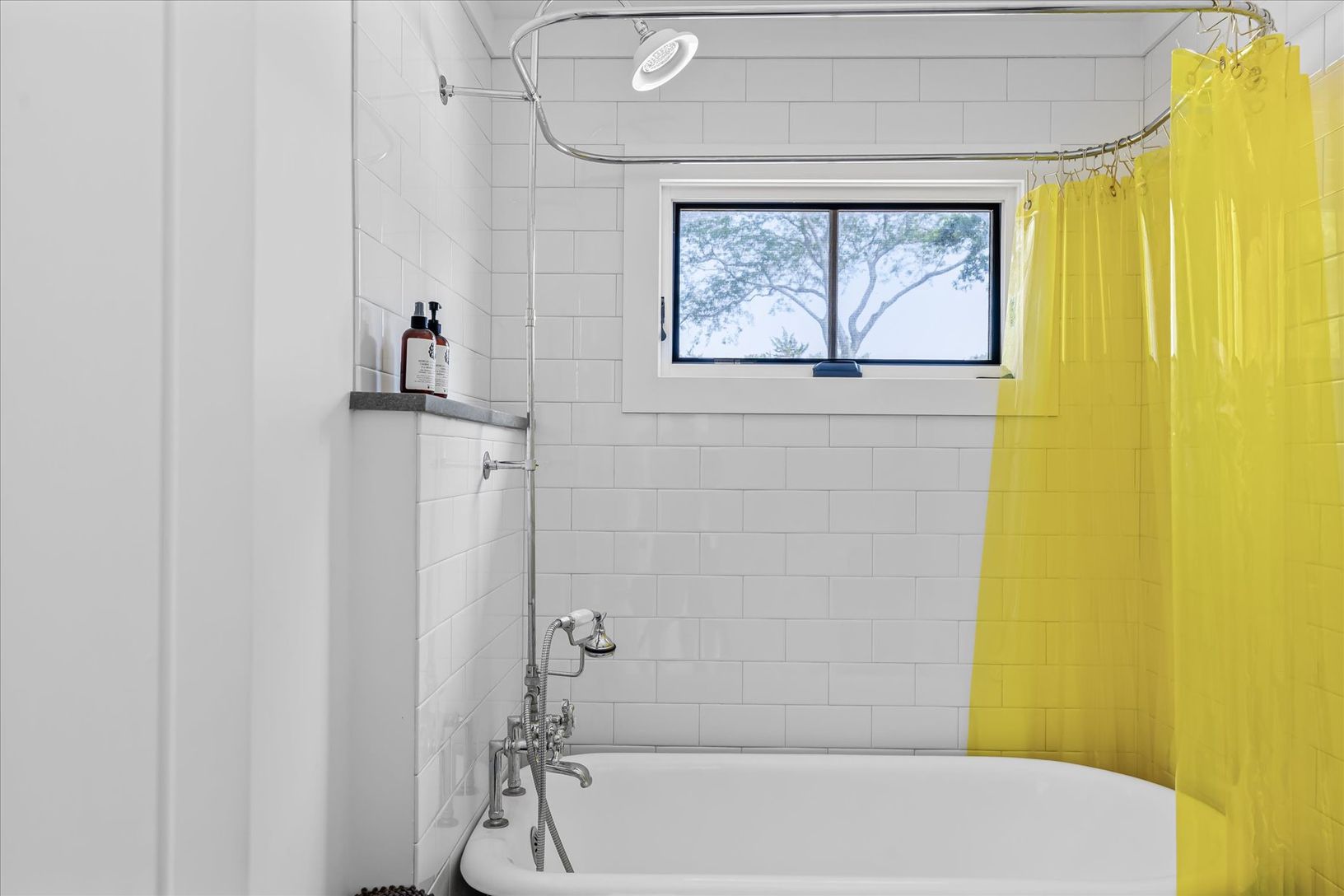  Deep soaking tub & shower 