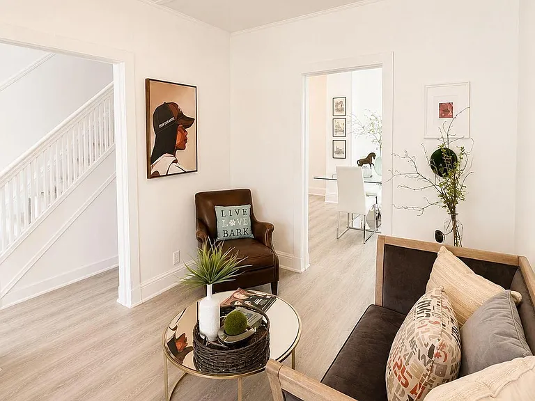43 King Edward Ave — Photo 10