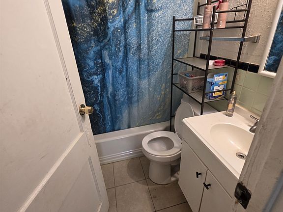 5th image of 3562 Vernon Ave
