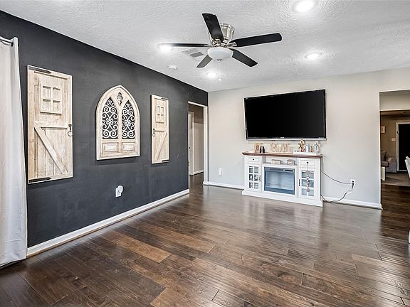 2nd image of 2214 View St