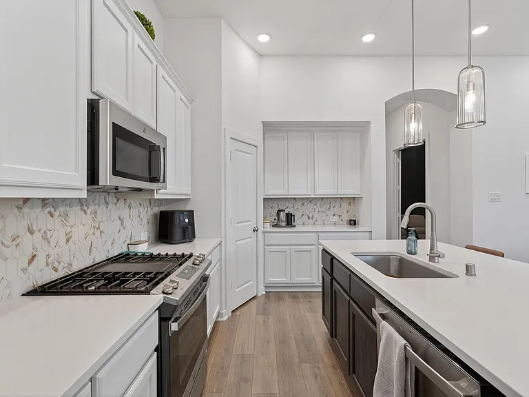 8145 Overland Grv — Photo 13