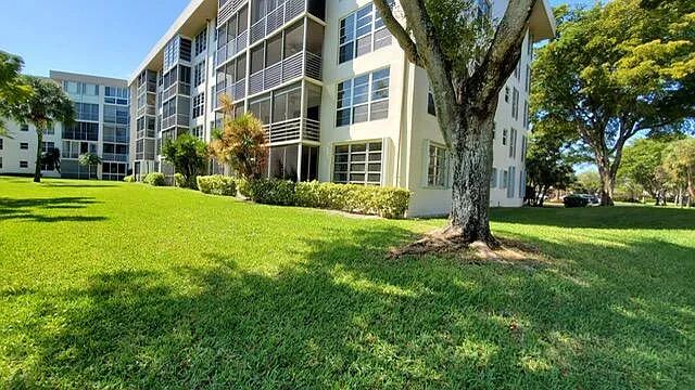 3800 Oaks Clubhouse Dr #112 — Photo 27