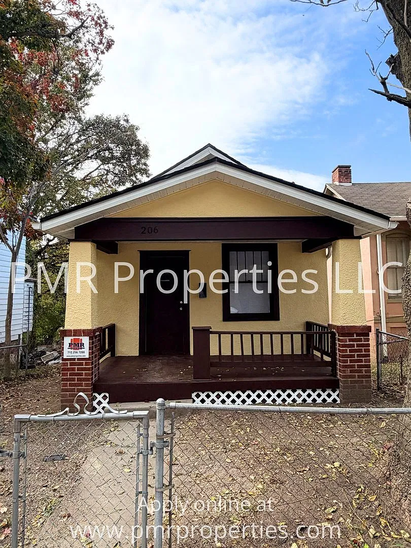 2 Bedrooms/1 Bathroom House — Photo 1