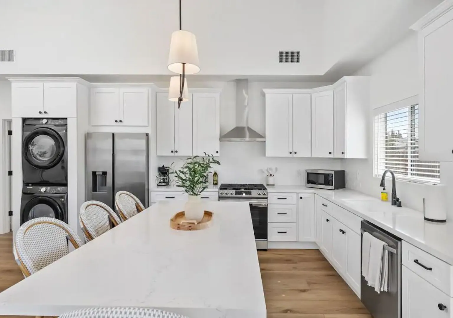 Coastal Modern 3 Bed 2 Bath Home & Pet Friendly — Photo 4