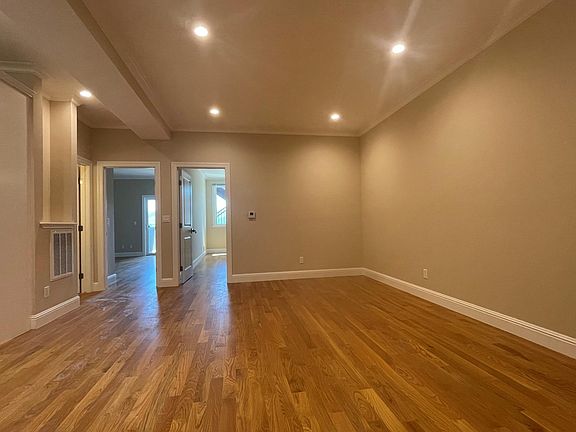 2nd image of 189A Tioga Ave