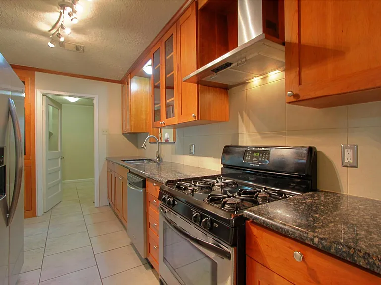 1322 Curtin St — Photo 4