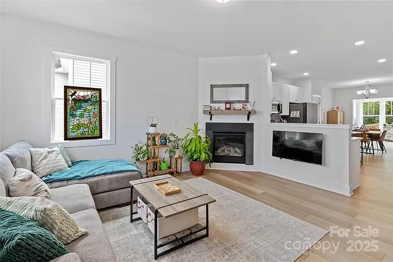 3 bed, 2.5 bath, 1505 sqft, $2,300 — Photo 2