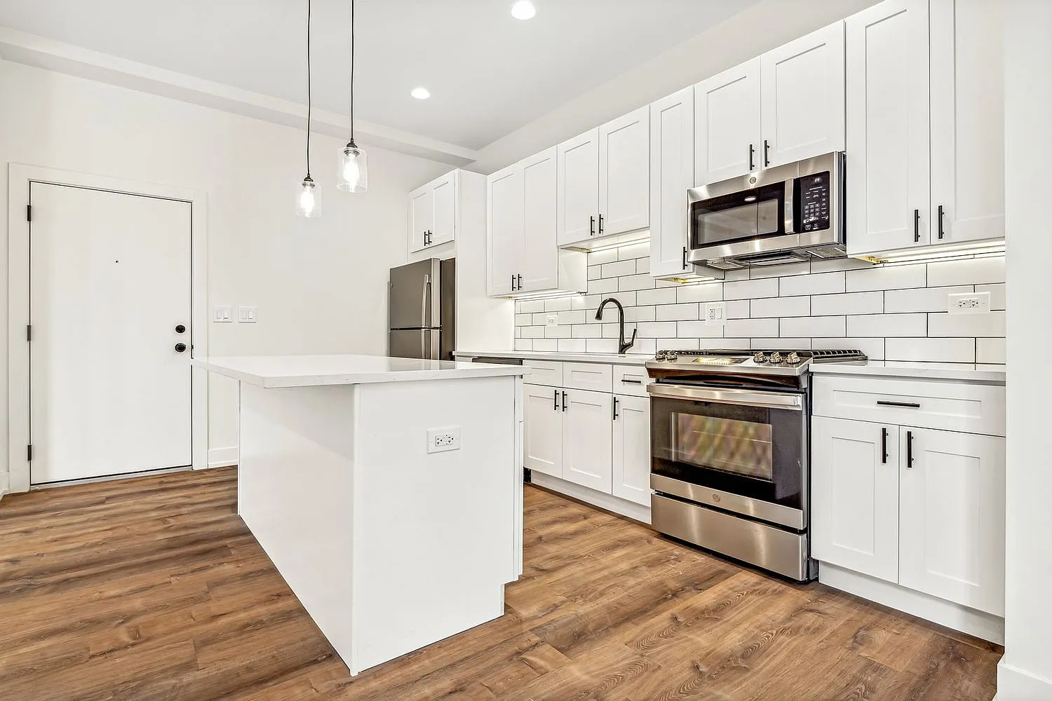 2 bed, 900 sqft, $2,999 — Photo 1
