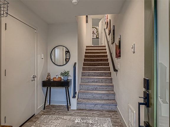 Entry Left garage-up to main