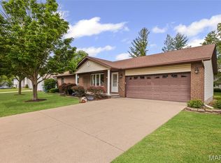 335 Nottingham Ln, Highland, IL 62249