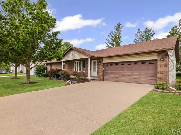 335 Nottingham Ln, Highland, IL 62249