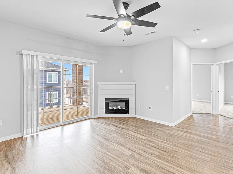 Spring Rose Cir — Photo 33