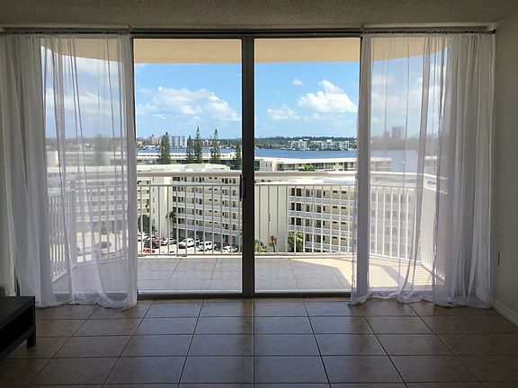 2nd image of 18071 Biscayne Blvd APT 903