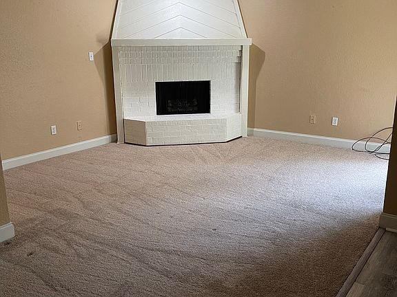 Living/wood-burning fireplace