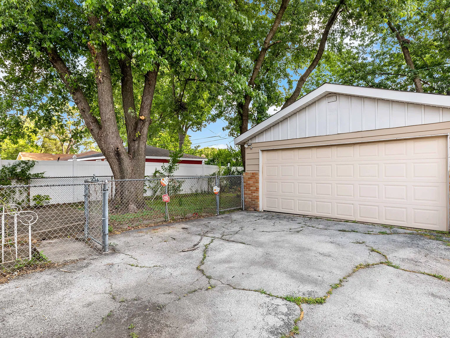 4 bed, 1350 sqft, $2,930 — Photo 2