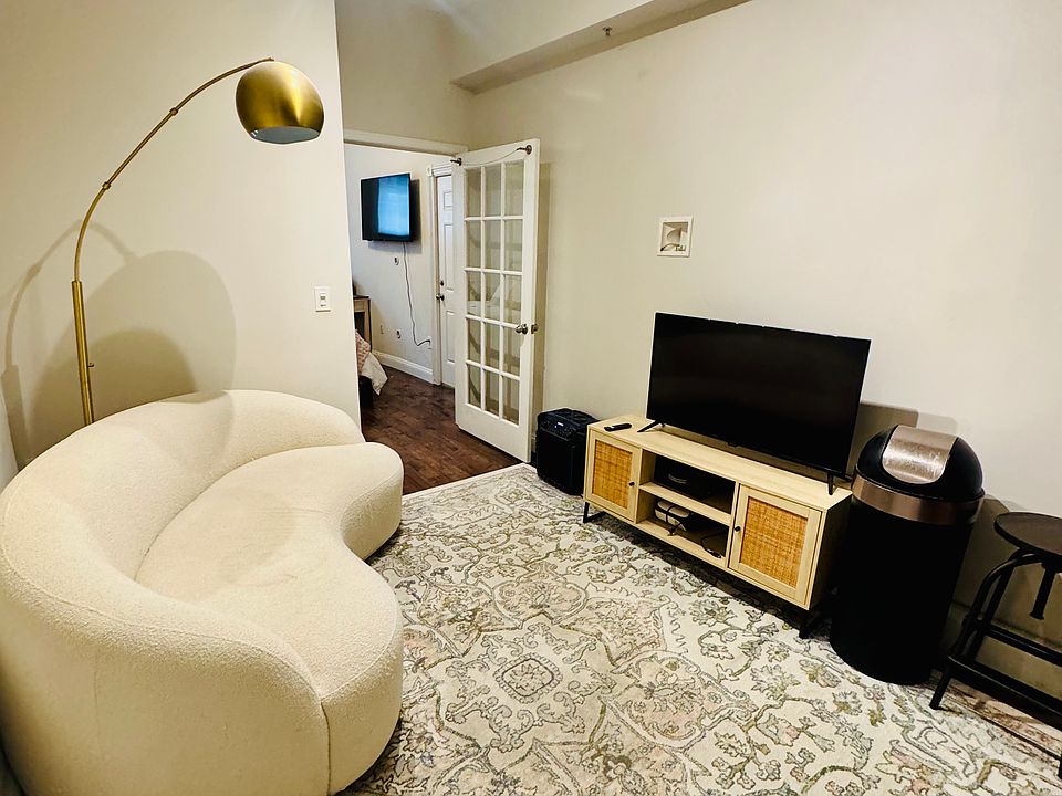 1st image of 917 Willow Ave APT 1S